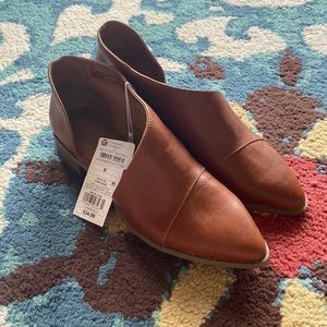 NWT Universal Thread Shoes